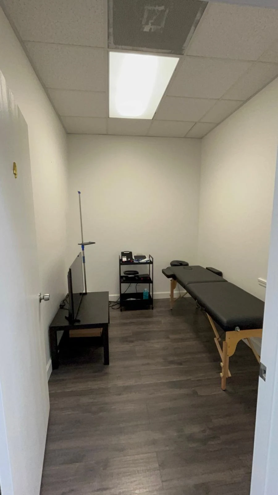 Sala de tratamiento y evaluación médica en Clínica Mundo Latino